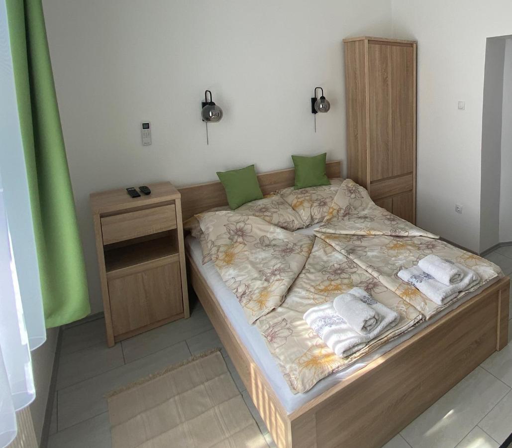 Rad-Var Apartmanhaz Eger Ngoại thất bức ảnh
