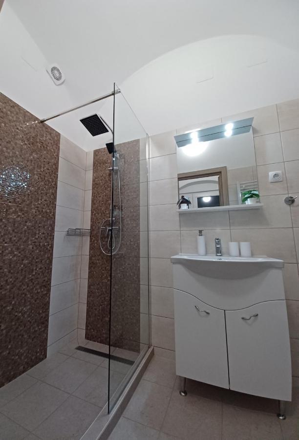 Rad-Var Apartmanhaz Eger Ngoại thất bức ảnh
